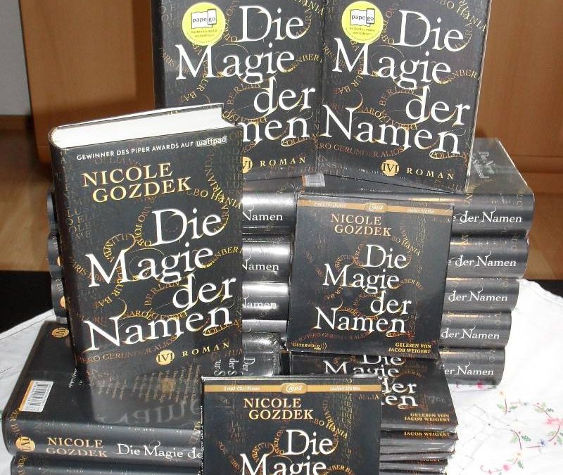Stapel aus Büchern und Hörbüchern von "Die Magie der Namen"