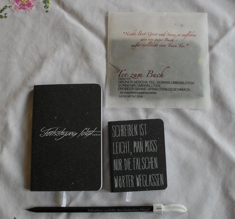 2 Notitbücher, 1 Bleistift und Tee zum Schreiben
