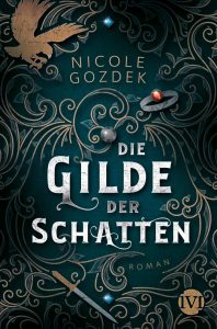 grünes Buchcover mit Schnörkeln, einem Greifvogel, farbigen Juwelen und einem Schwert