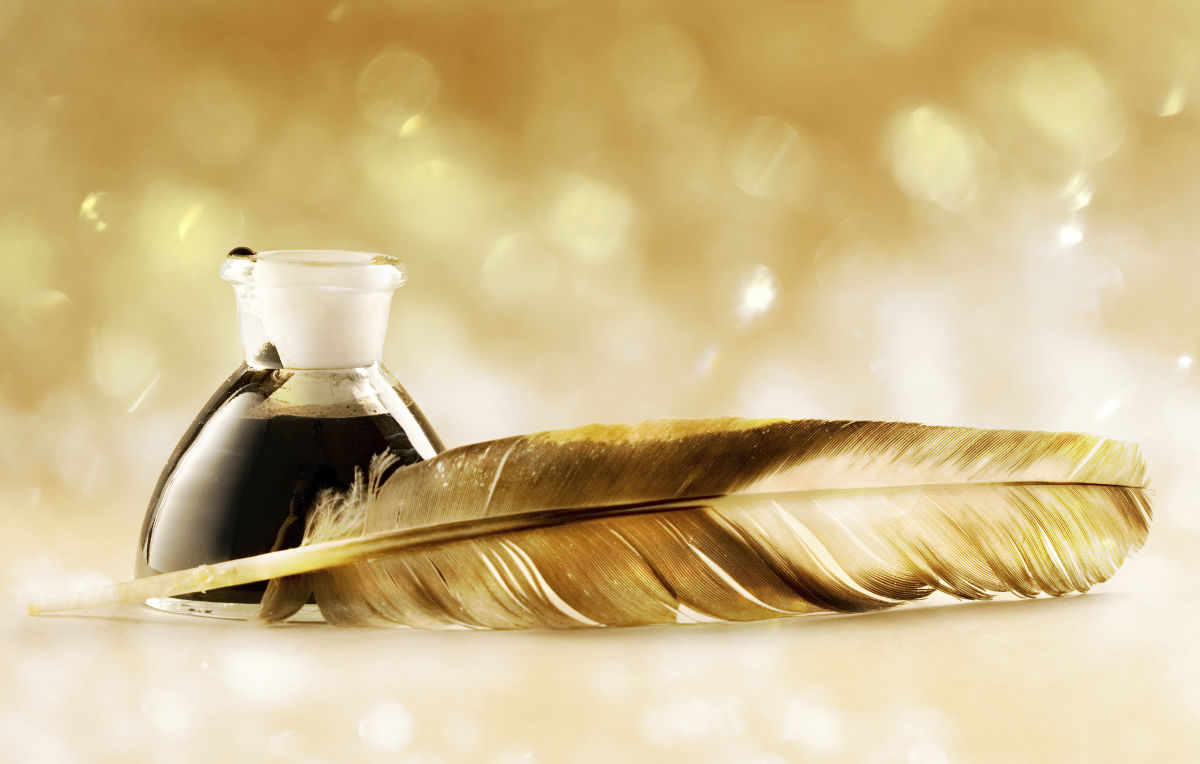 goldene Feder mit Tintenfass vor goldenem Hintergrund
