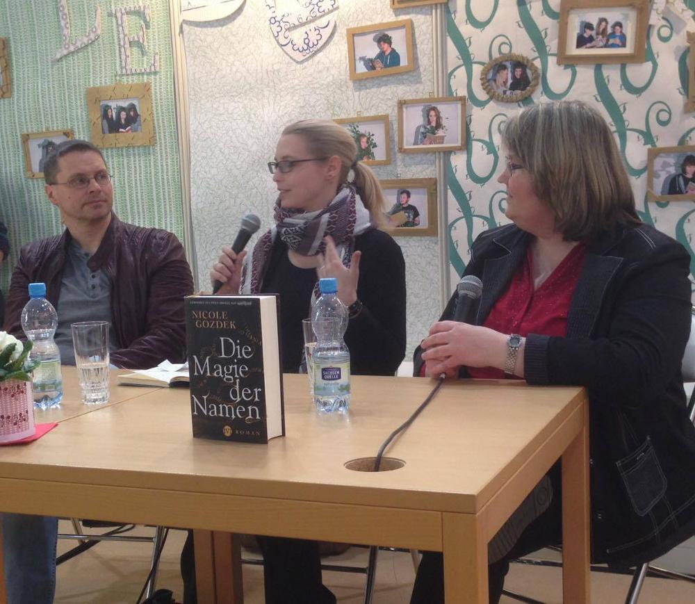 Gespräch auf der Leipziger Buchmesse: Michael Peinkofer, Moderatorin Sabrina und ich (v. l. n. r.)