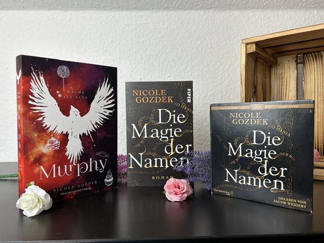 Die Taschenbücher zu "Murphy - Rache ist süß" und "Die Magie der Namen" neben dem Hörbuch dekorativ präsentiert